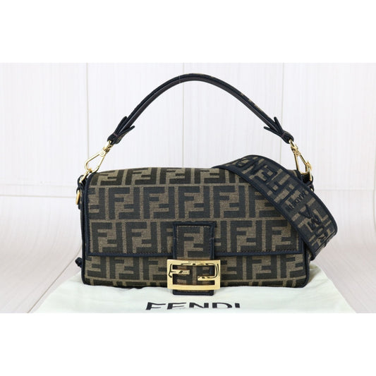 Very Good ( Rank A)| FENDI Mamma Baguette Shoulder Bag Gold Hardware Current Model|X25072602