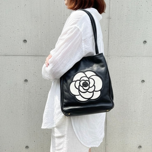 Include Entrupy Certificate of Authenticity|Good ( Rank AB)| CHANEL Lambskin Camellia Tote Bag Black Made In 2003-2004Year|26062906