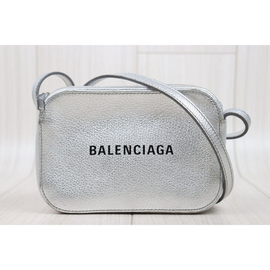 Good ( Rank AB)|Balenciaga Everyday XS Camera Bag Silver|P25080603