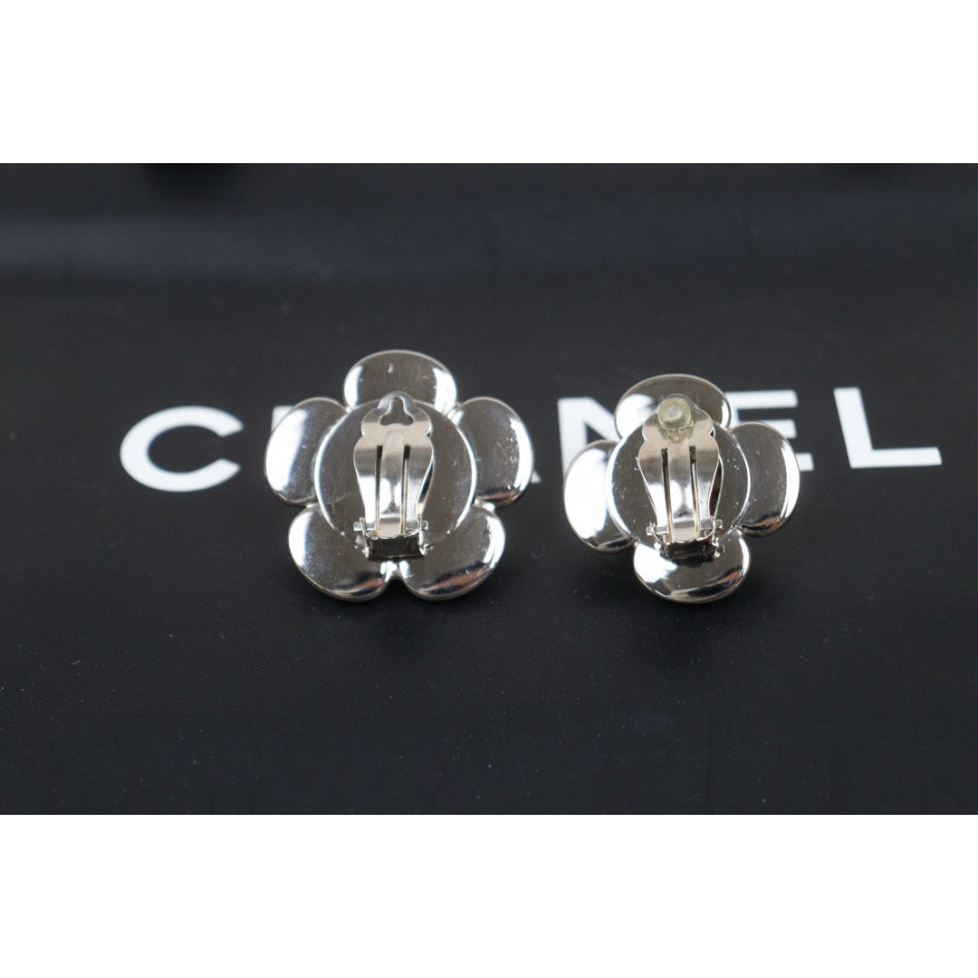Very Good ( Rank A)| CHANEL Camellia Earrings White|Q25032713