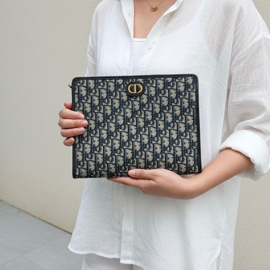 Include Entrupy Certificate of Authenticity|Very Good ( Rank A)|Dior Montaigne Oblique Pouch Handbag 26|S26060612