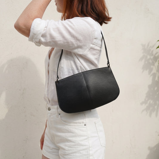 Include Entrupy Certificate of Authenticity|Very Good ( Rank A)| Louis Vuitton Epi Shoulder Bag Black|26071301