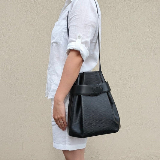Include Entrupy Certificate of Authenticity|Very Good ( Rank A)|Louis Vuitton Epi Sack de Paul Shoulder Bag Black|26062904