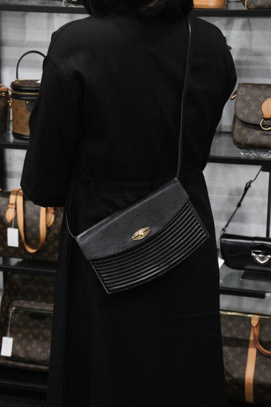 Rank A | LV Epi Shoulder Bag Clutch Bag Black |23121609