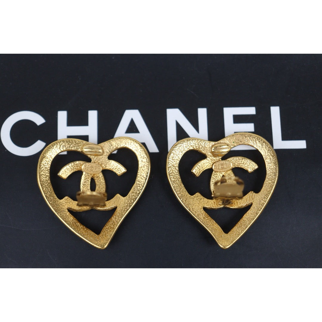 Include Authentic Detective Certificate of Authenticity|Very Good ( Rank A) | CHANEL Coco Mark Heart 18K Gold Earrings Made In 1995Year |25111408