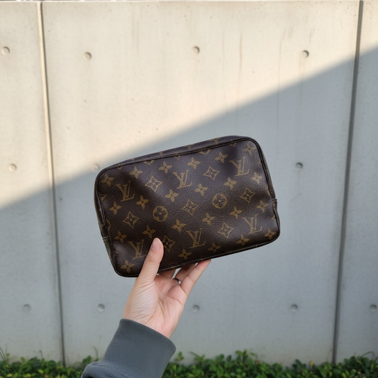 Include Entrupy Certificate of Authenticity|Good ( Rank AB)| Louis Vuitton Truth Toilet 23 Monogram Makeup Pouch|26040209
