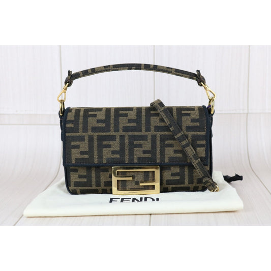 Very Good ( Rank A)| FENDI Mamma Baguette Chain Shoulder Bag Gold Hardware Current Model PM|S26020801