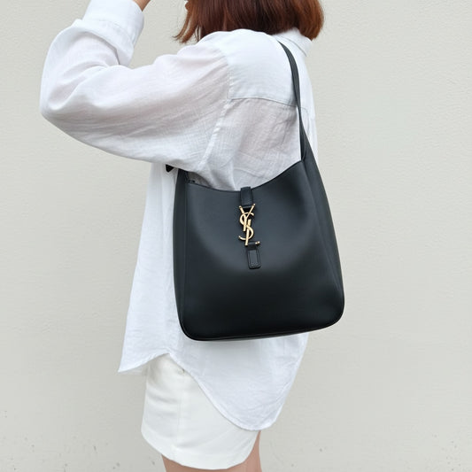 Include Entrupy Certificate of Authenticity|Very Good ( Rank A)| Saint Laurent YSL Calf LeatherHobo Shoulder Bag Black |26070908