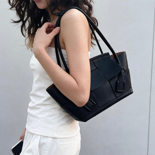 Include Entrupy Certificate of Authenticity|Very Good ( Rank A)| Bottega Veneta Arco 33 Calfskin Camel Shoulder Bag Black|Z26100203