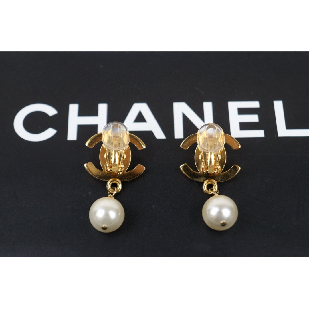 Excellent(Rank SA)|CHANEL Vintage 18K Gold Plating Pearl Earrings Made In 1996Year |24122629