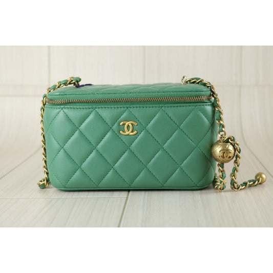 Very Good ( Rank A)| CHANEL Matrasse Lamb Skin Vanity Shoulder Bag Green|R24111208