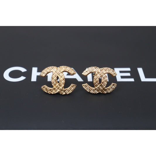 Rank A |CHANEL Coco Mark Knitting Design Earrings |Q24053025