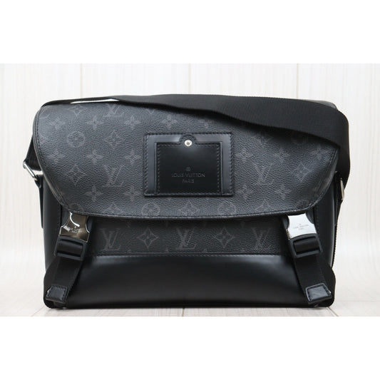 Very Good ( Rank A)|LV Monogram Messenger Voyager Shoulder Bag Black|25072405