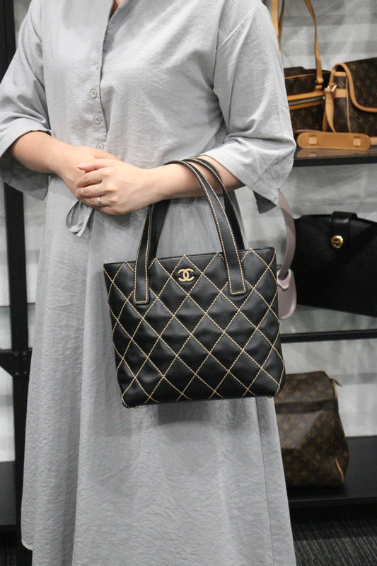 Rank A |Chanel Lamb Skin Wild Stitching Coco Mark Handbag |V23070708