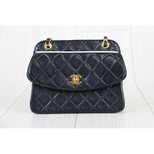 Rank A | CHANEL Matelasse Lamb Leather Vintage Shoulder Bag | 081002