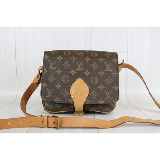 Rank AB| LV Vintage Monogram Shouldbag |051704
