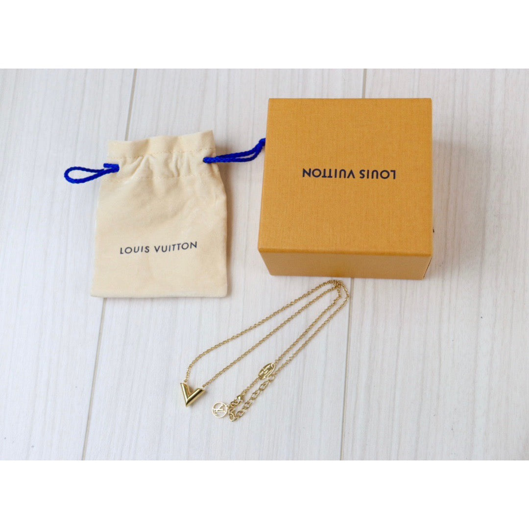 Rank SA | LV Collier Essential V Necklace |22122703