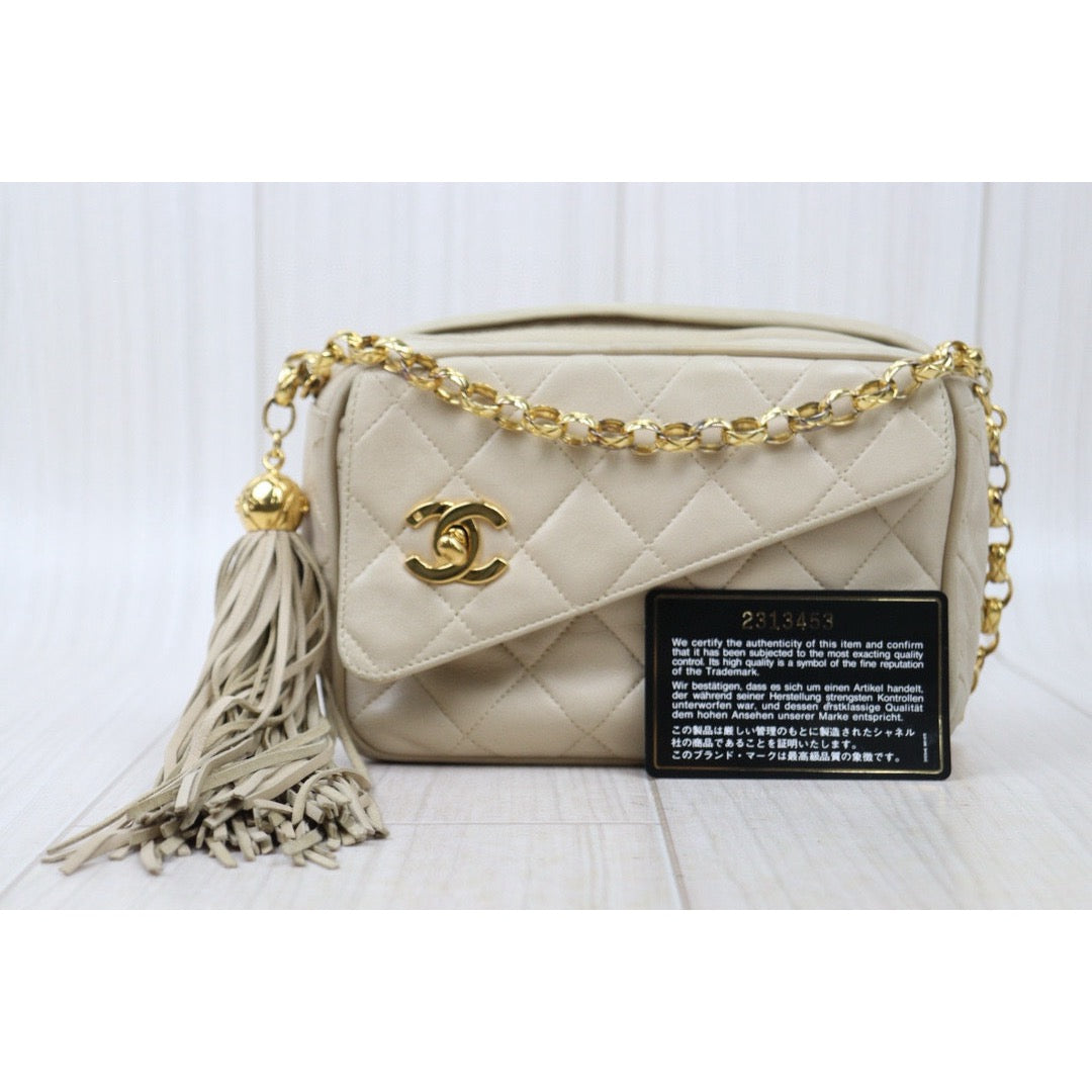 Good ( Rank AB)｜ CHANEL Matrasse Chain Camera Bag 18 Shoulder Bag Beige Made in 1991-1994Year ｜P24120210