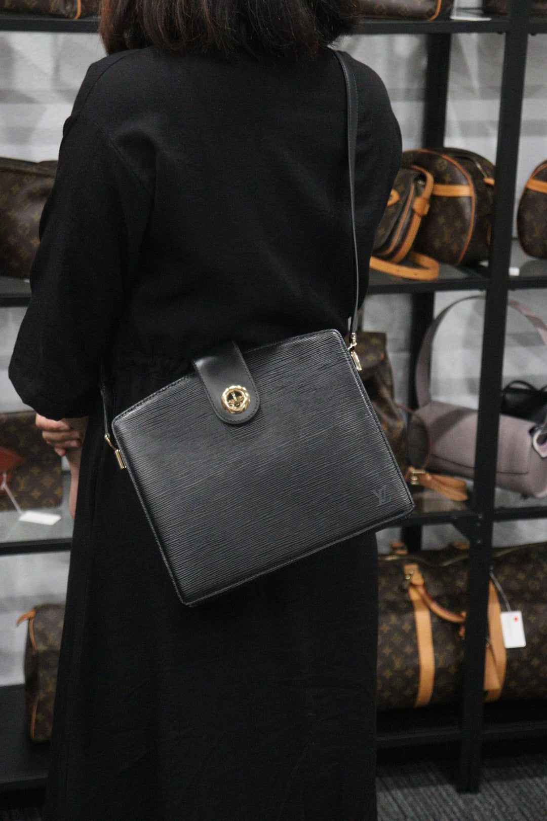 Rank A｜ LV Epi Shoulder Bag Black｜23082605