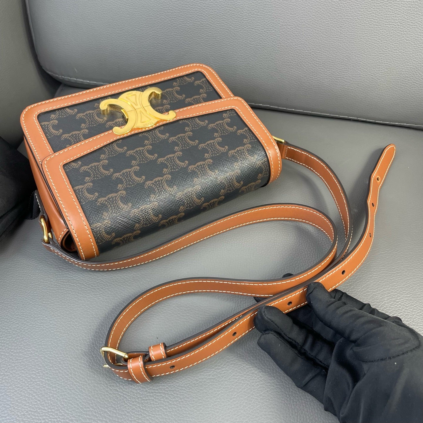 Very Good ( Rank A) ｜ CELINE Triomphe Teen Shoulder Bag