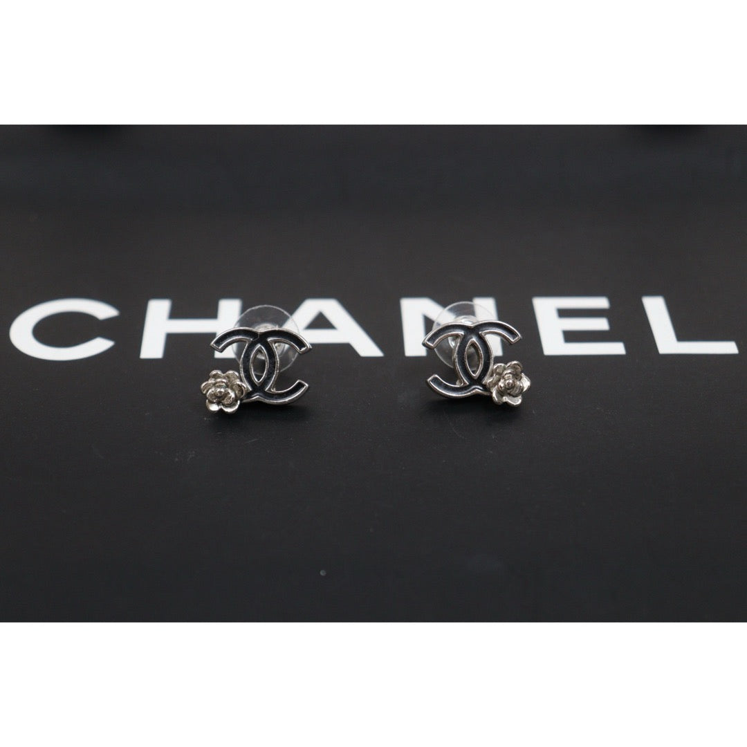 Very Good ( Rank A) ｜ CHANEL 07P Coco Mark  Black Enamel Camellia Earrings Made In 2007Year ｜26022401