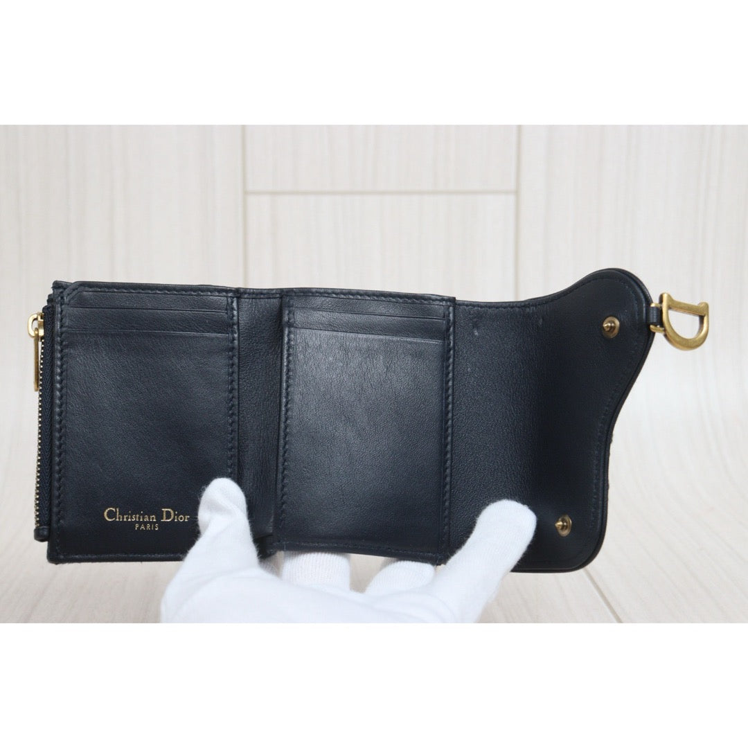 Include Entrupy Certificate of Authenticity｜Very Good ( Rank A)｜Dior Trotter Montaige  Oblique Saddle Lotus Wallet ｜26081807