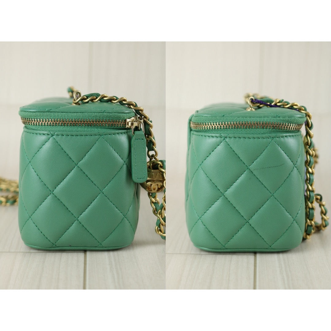 Very Good ( Rank A)｜ CHANEL Matrasse Lamb Skin Vanity Shoulder Bag Green｜R24111208