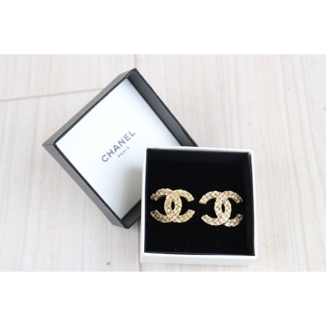 Rank A ｜CHANEL Coco Mark Knitting Design Earrings ｜23102833 – BRAND GET