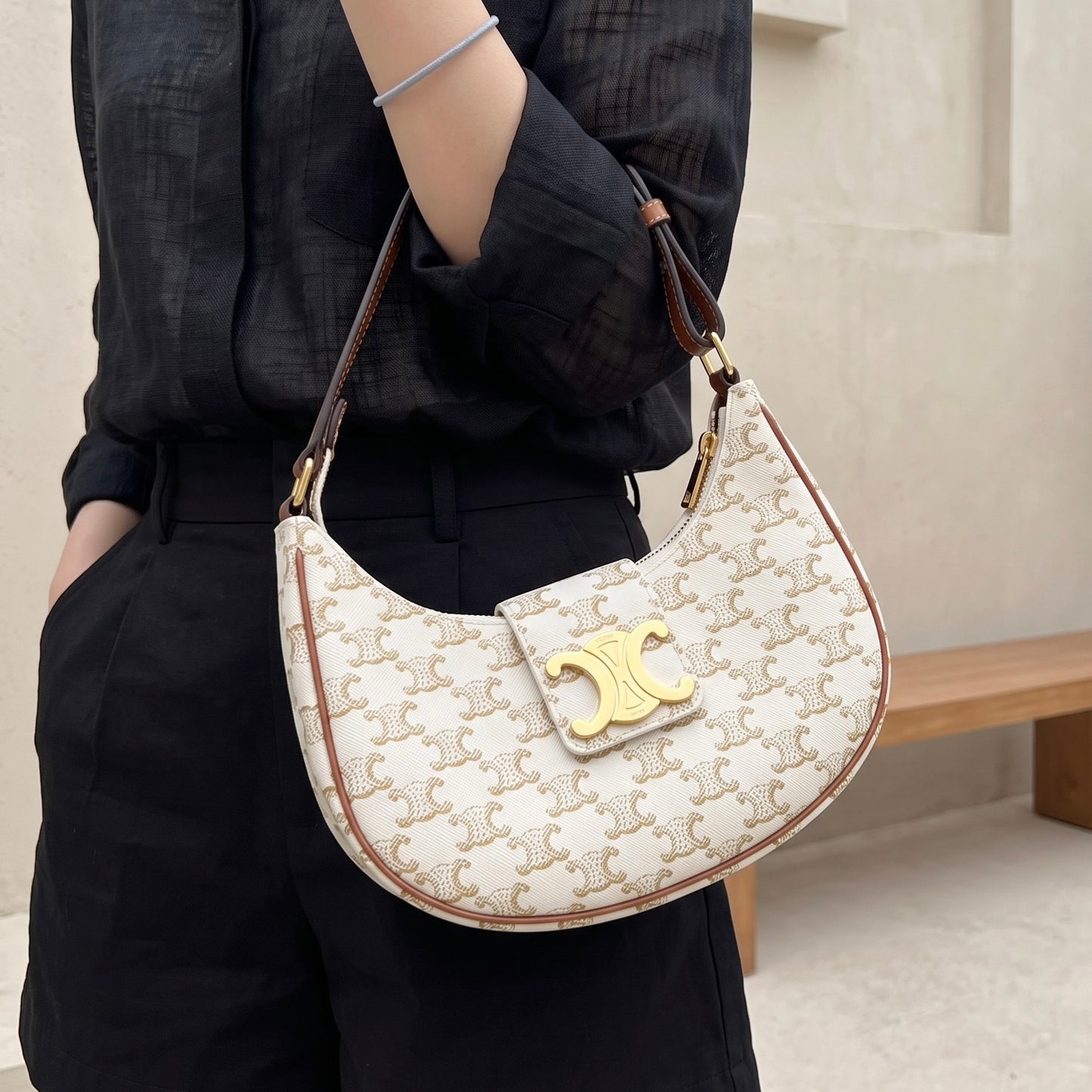 Include Entrupy Certificate of Authenticity｜Very Good ( Rank A)｜ CELINE AVA Macadam Triomphe Calf Leather Shoulder Bag White ｜S26072903