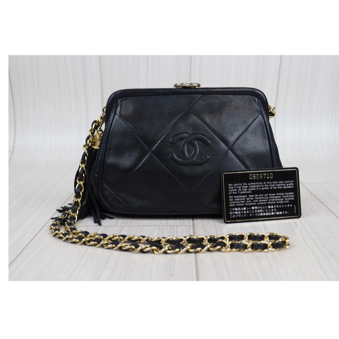 Rank AB ｜ CHANEL Matrasse Lambskin  Shoulder Bag Black Made In 1986-1988 Year ｜V23092238