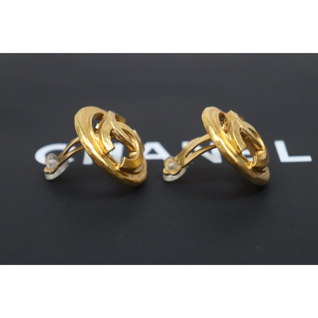Include Authentic Detective Certificate of Authenticity｜Very Good ( Rank A) ｜CHANEL 94P Coco Mark Golden Earrings Made In 1994 Year ｜26061802
