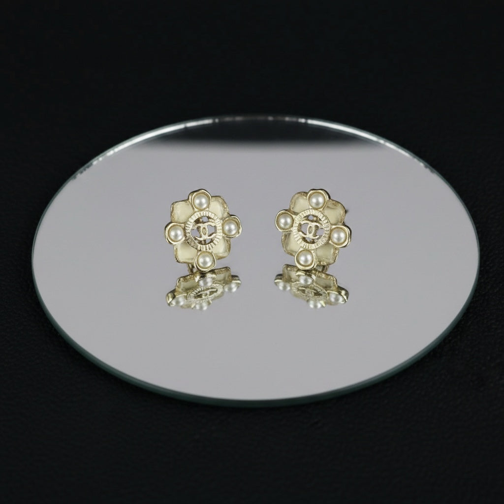 Include Authentic Detective Certificate of Authenticity｜Very Good ( Rank A) ｜CHANEL A16P Coco Mark Pearl Earrings Made In 2016Year ｜X25040602