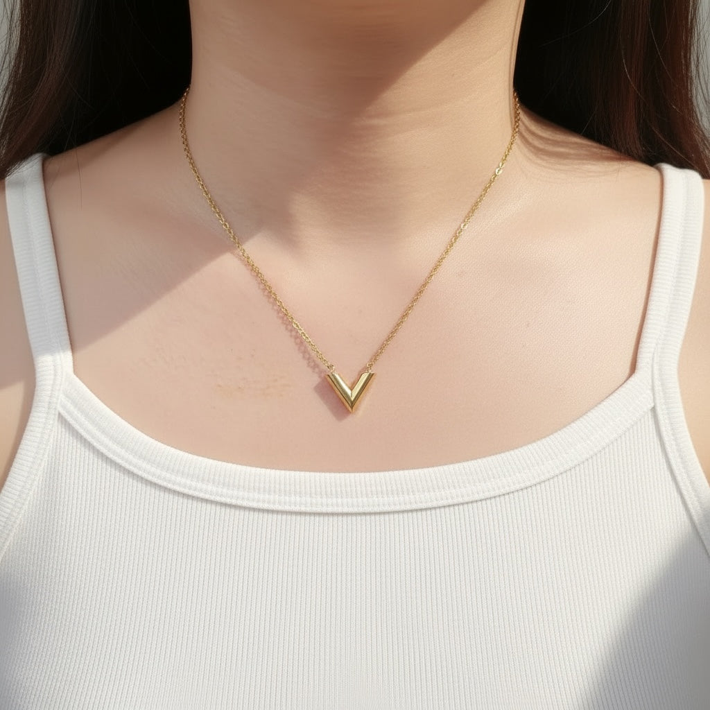 Include Authentic Detective Certificate of Authenticity｜Very Good ( Rank A) ｜  Louis Vuitton Collier Essential V Necklace ｜26041306