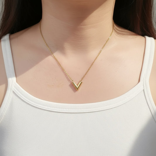 Include Authentic Detective Certificate of Authenticity｜Very Good ( Rank A) ｜  Louis Vuitton Collier Essential V Necklace ｜26041306