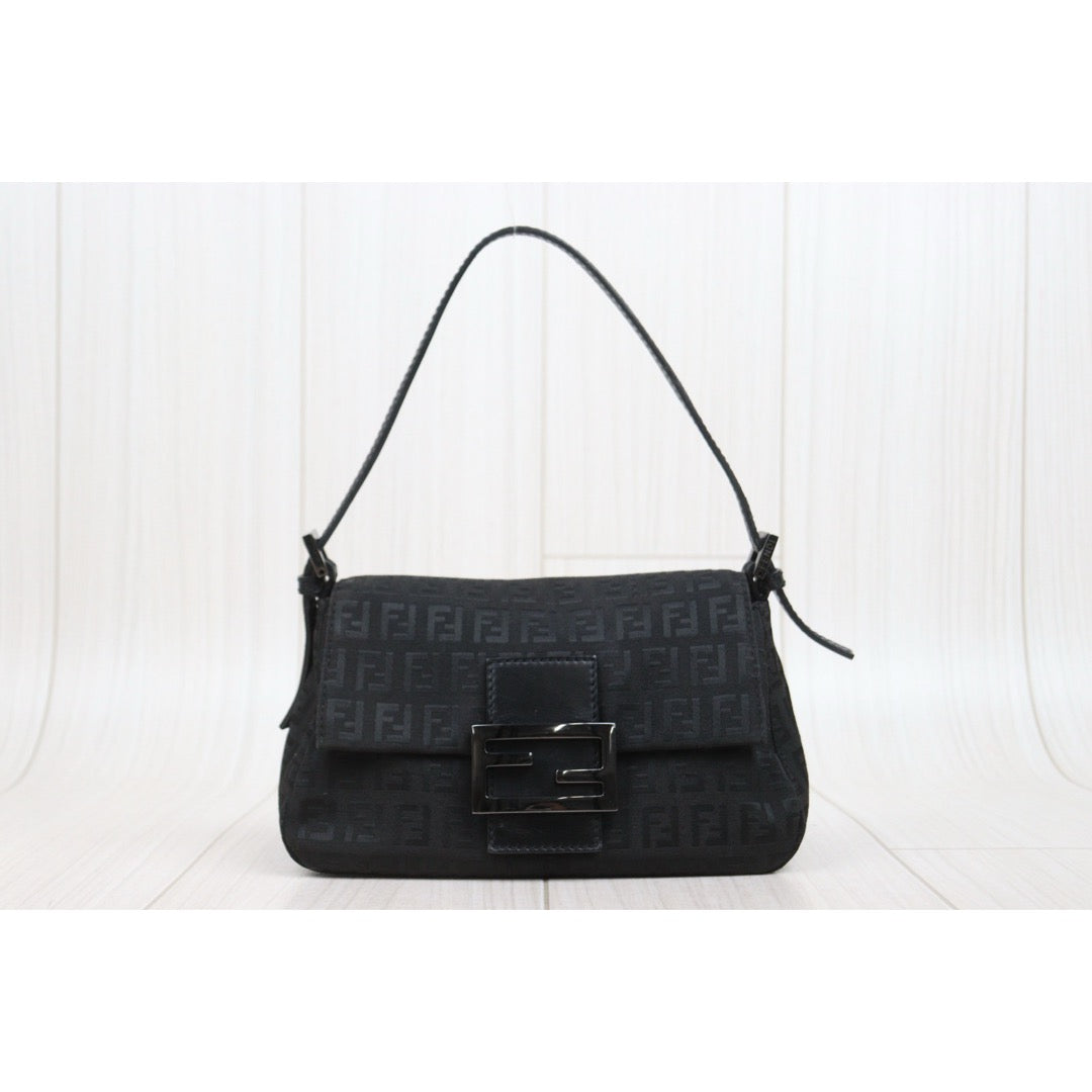 Good ( Rank AB)｜ FENDI Mamma Baguette Shoulder Bag Black ｜26012215