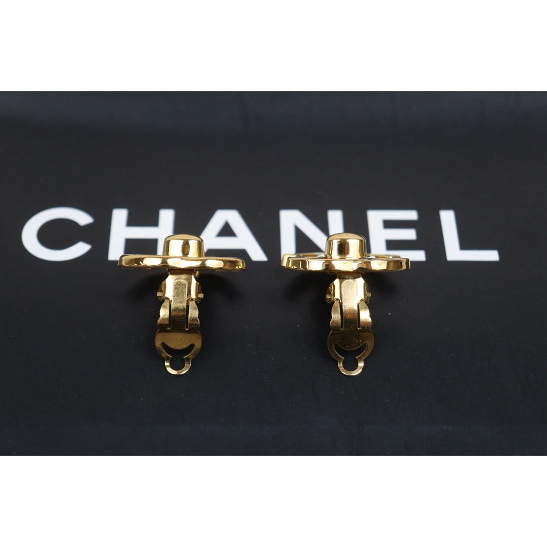 Include Authentic Detective Certificate of Authenticity｜Very Good ( Rank A) ｜CHANEL 96A Vintage 18K Gold Plating Earrings Made In 1996 Year GM｜26031908