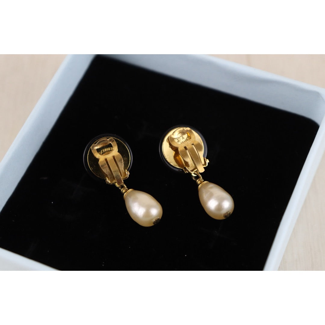 Include Authentic Detective Certificate of Authenticity｜Very Good ( Rank A) ｜CHANEL 94A COCO Mark  Water Drop Pearl Earrings Made In 1994Year｜26021912