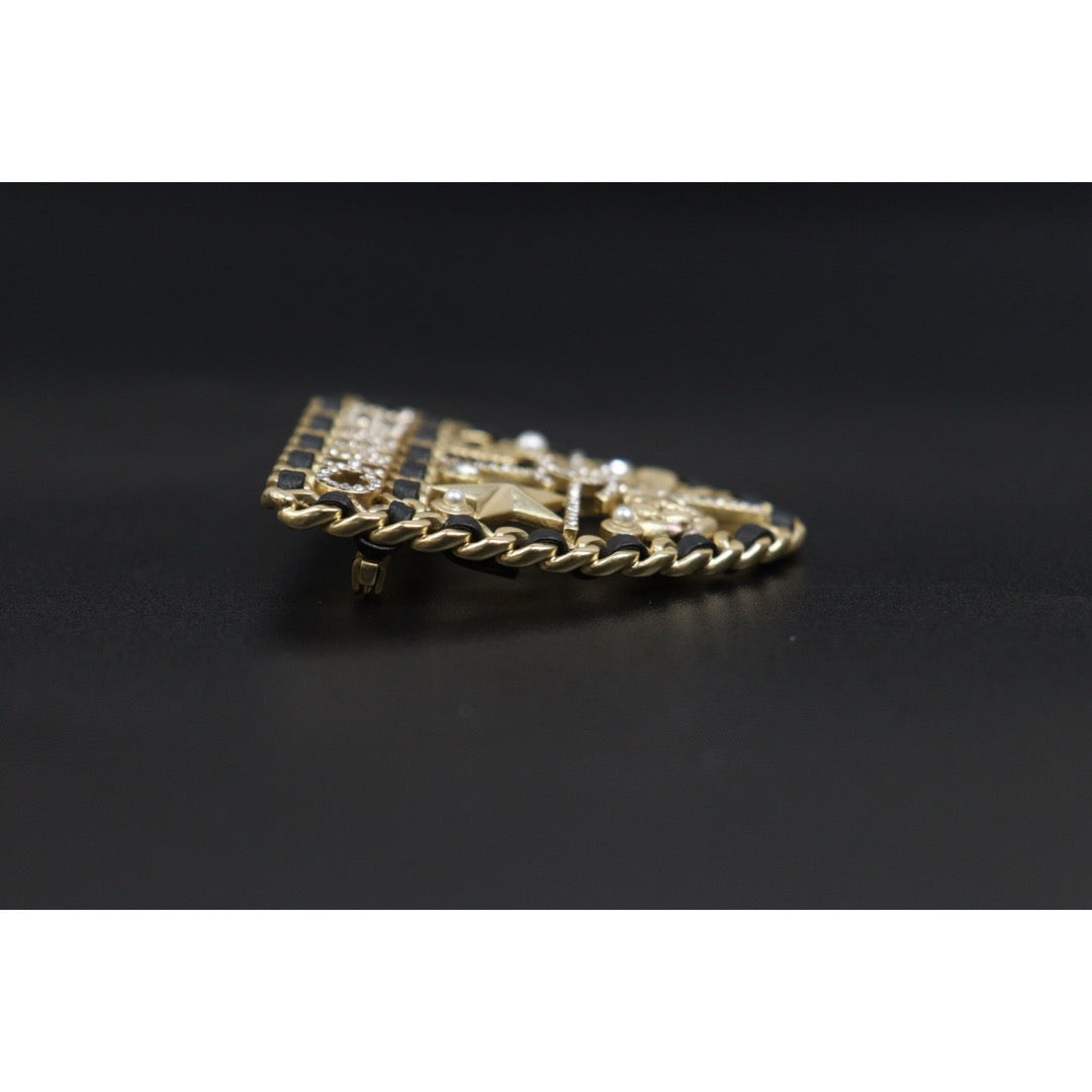 Include Authentic Detective Certificate of Authenticity｜Very Good ( Rank A)｜ CHANEL 21A Coco Mark Shield Brooch Made In 2021Year ｜26052007