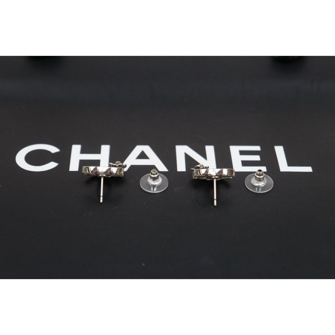Very Good ( Rank A) ｜ CHANEL 07P Coco Mark  Black Enamel Camellia Earrings Made In 2007Year ｜26022401