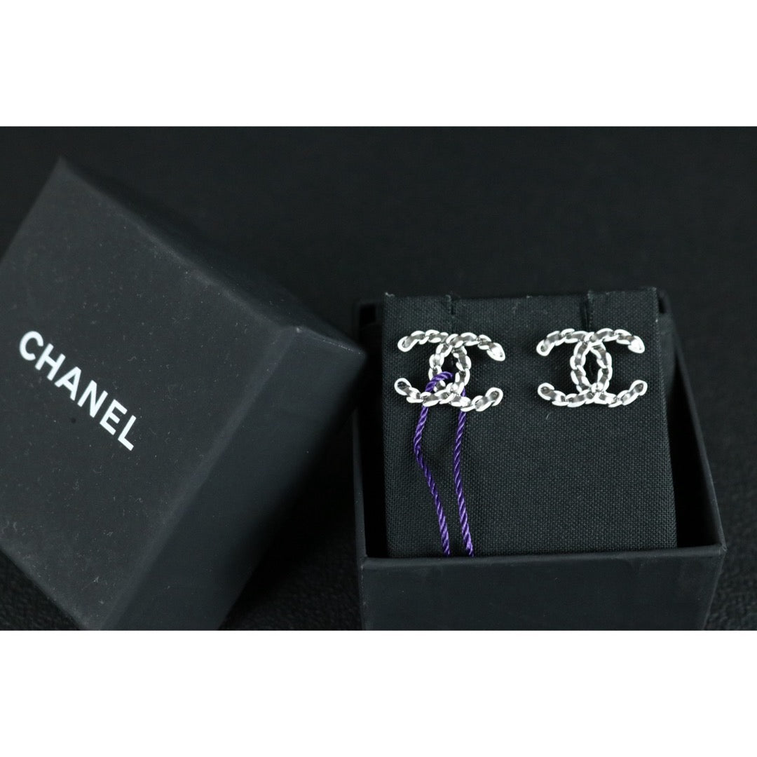 Include Authentic Detective Certificate of Authenticity｜Very Good ( Rank A) ｜ CHANEL A22P Coco Mark  White Enamel Earrings Made In 2022Year ｜S26013102
