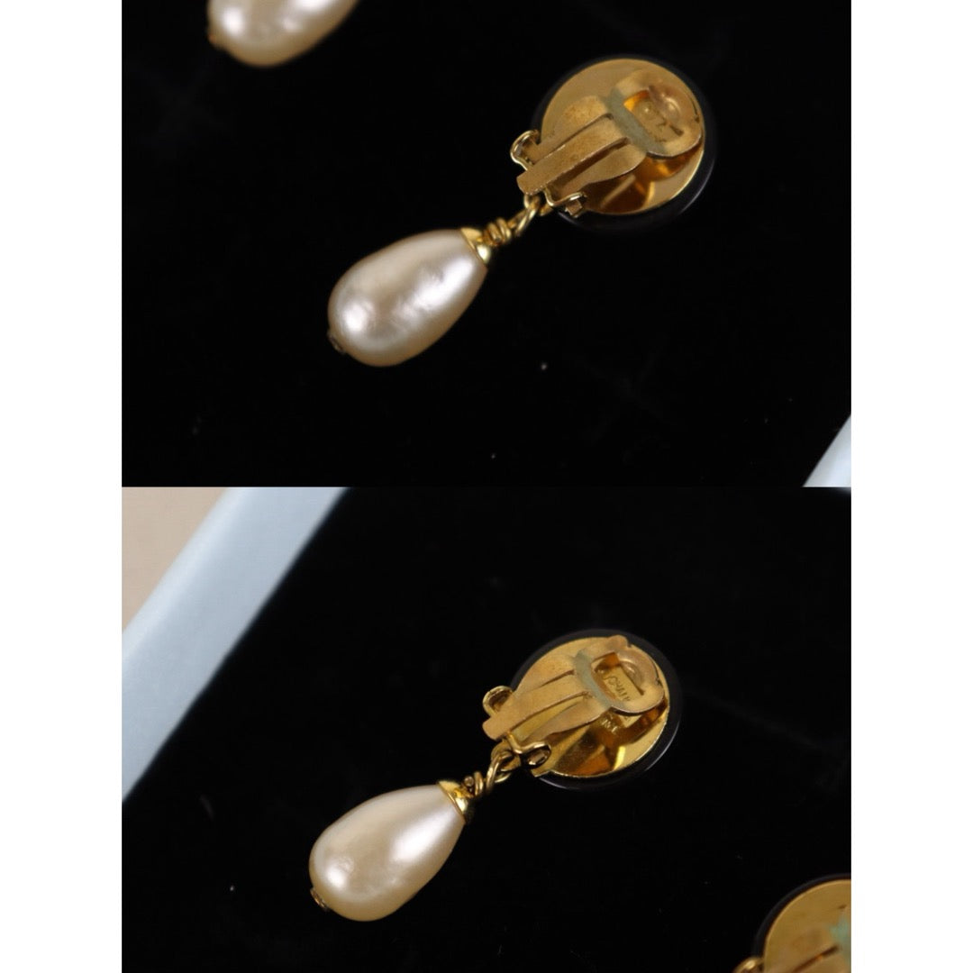 Include Authentic Detective Certificate of Authenticity｜Very Good ( Rank A) ｜CHANEL 94A COCO Mark  Water Drop Pearl Earrings Made In 1994Year｜26021912