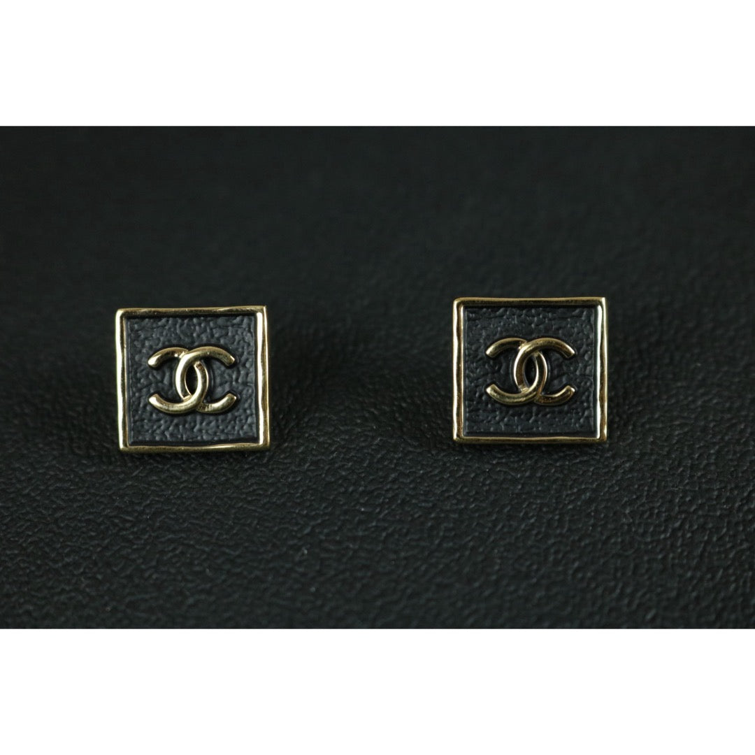 Include Authentic Detective Certificate of Authenticity｜Very Good ( Rank A) ｜CHANEL B23S Coco Mark Leather Block Earrings Made In 2023 Year ｜S26080109