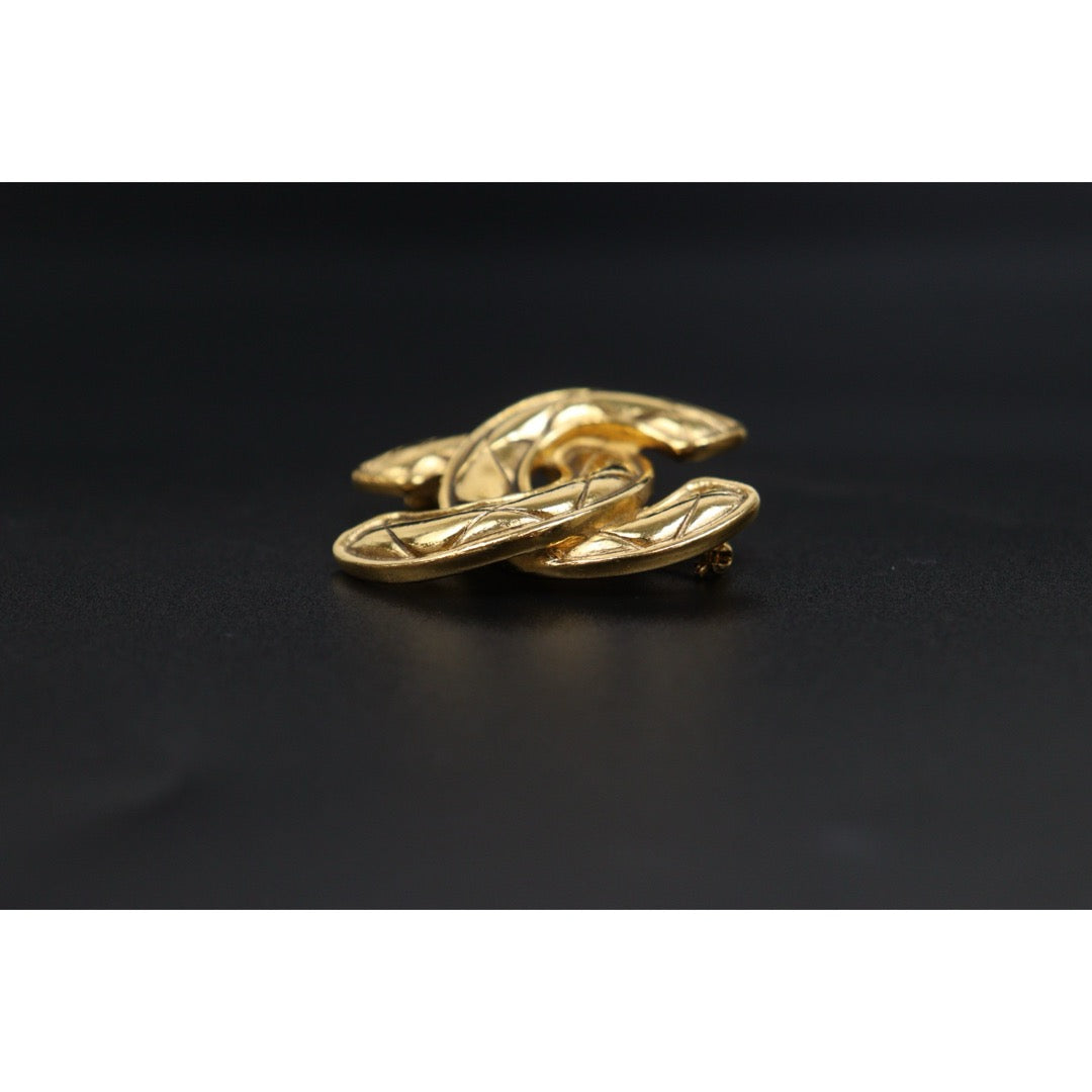 Include Authentic Detective Certificate of Authenticity｜Very Good ( Rank A)｜ CHANEL Vintage Coco Mark 24K Golden Brooch ｜Y26040604