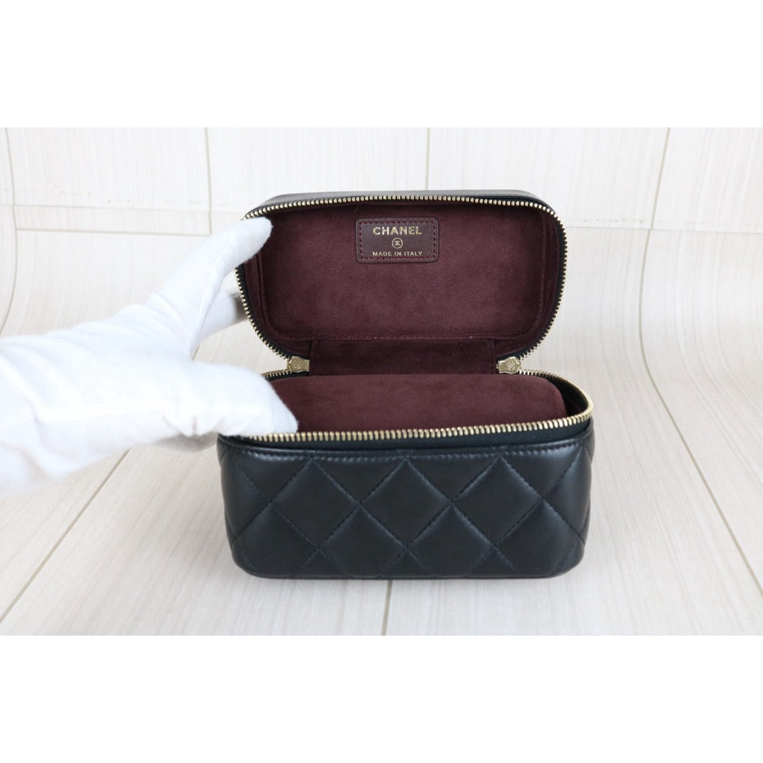Very Good ( Rank A) ｜ CHANEL Lamb Skin Vanity  Made In 2017 Year ｜X25081814