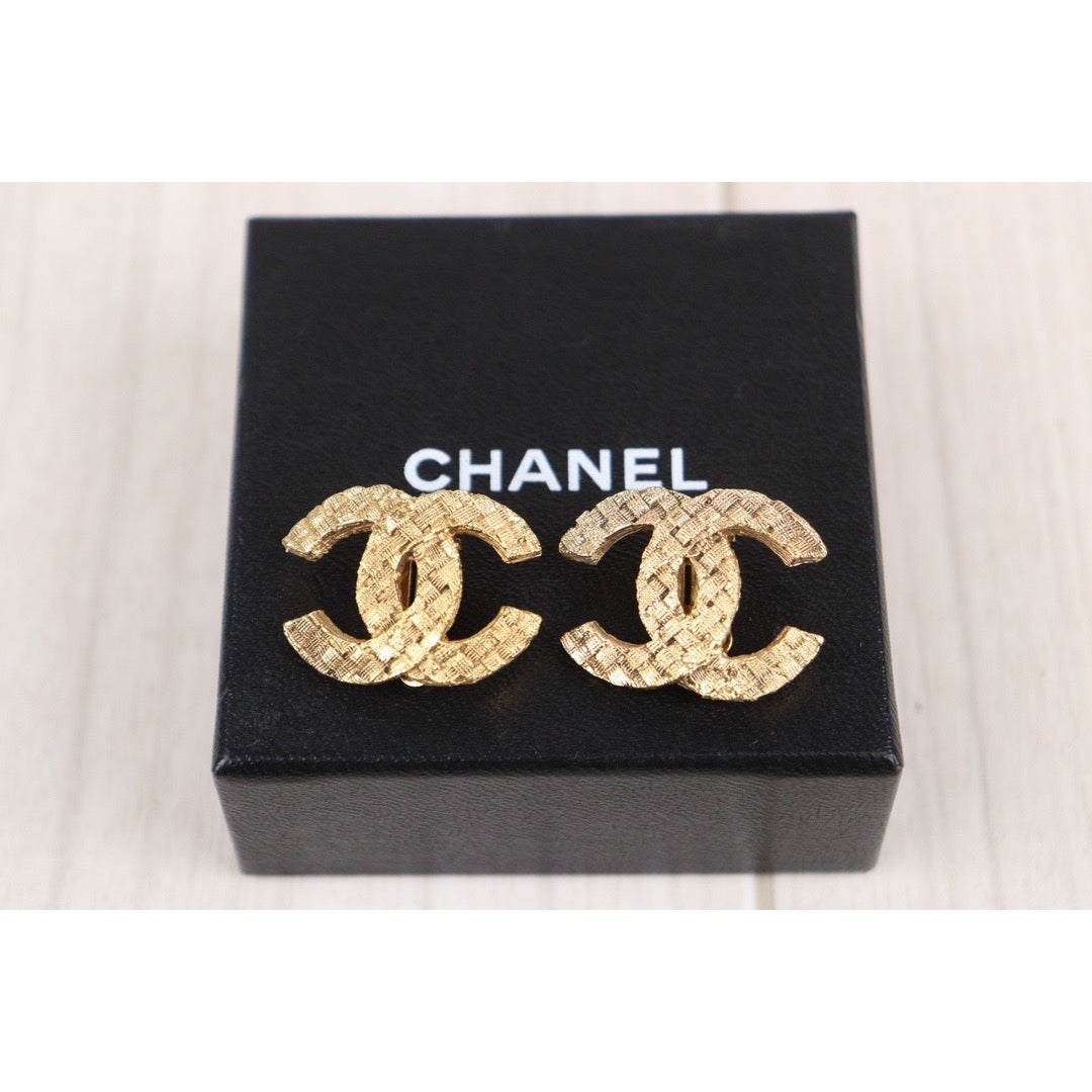 Chanel earrings gold coco mark round pearl vintage Size diameter about  2.5cm new 