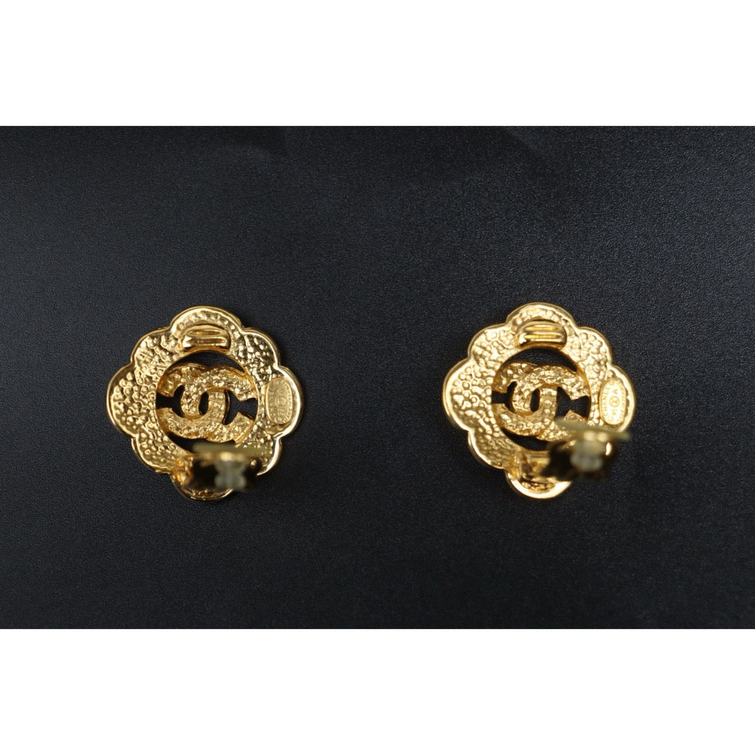Include Authentic Detective Certificate of Authenticity｜Very Good ( Rank A) ｜CHANEL 95A COCO Mark Relief Vintage Earrings Made In 1995Year｜Y26040713