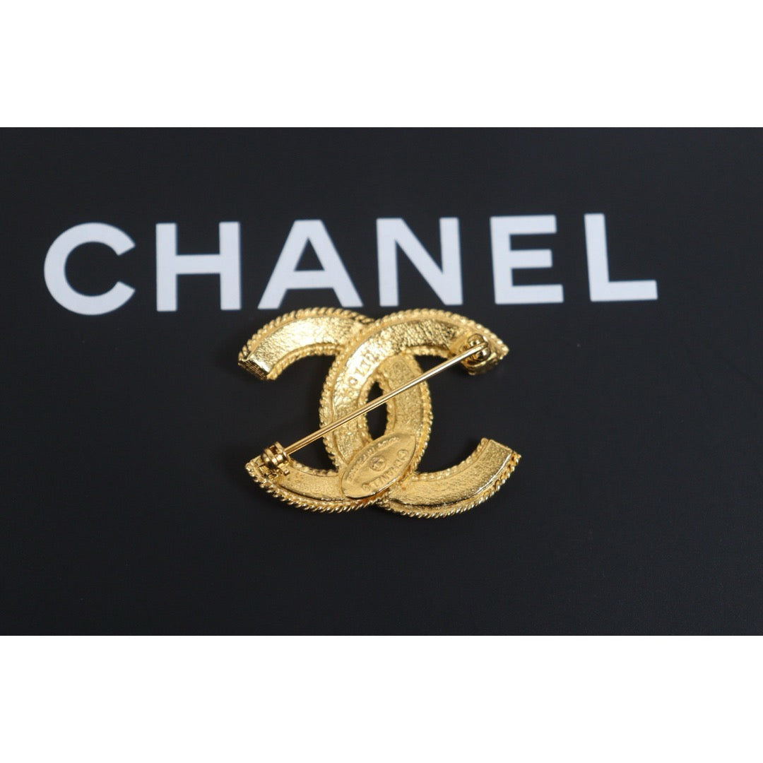 Include Authentic Detective Certificate of Authenticity｜Very Good ( Rank A)｜ CHANEL Vintage Coco Mark Engraved Brooch ｜26062905