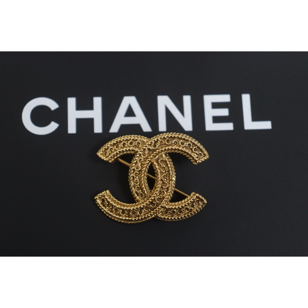 Include Authentic Detective Certificate of Authenticity｜Very Good ( Rank A)｜ CHANEL Vintage Coco Mark Engraved Brooch ｜26062905