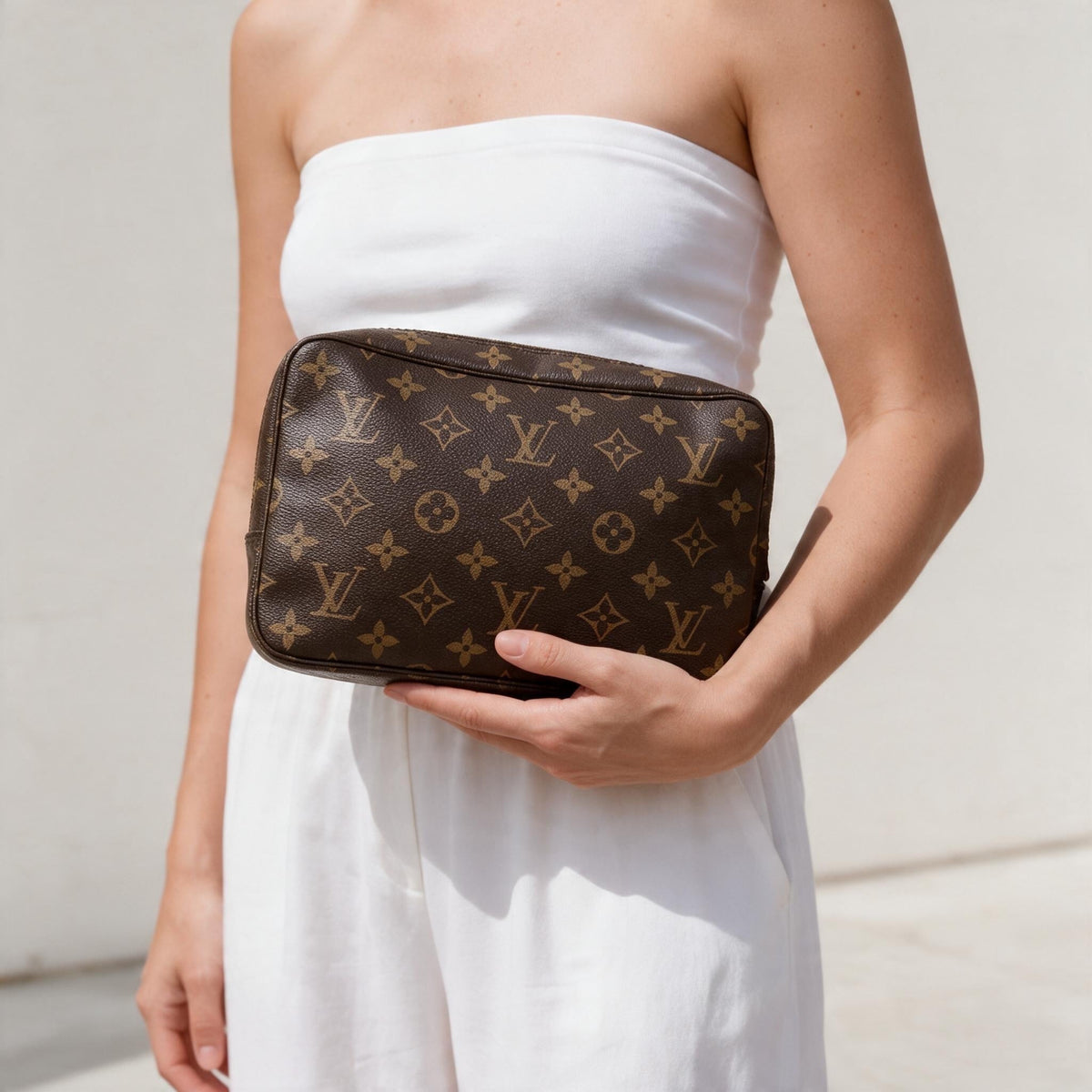 Include Entrupy Certificate of Authenticity｜Very Good ( Rank A) ｜ Louis Vuitton Truth Toilet 23 Monogram Makeup Pouch｜26102301