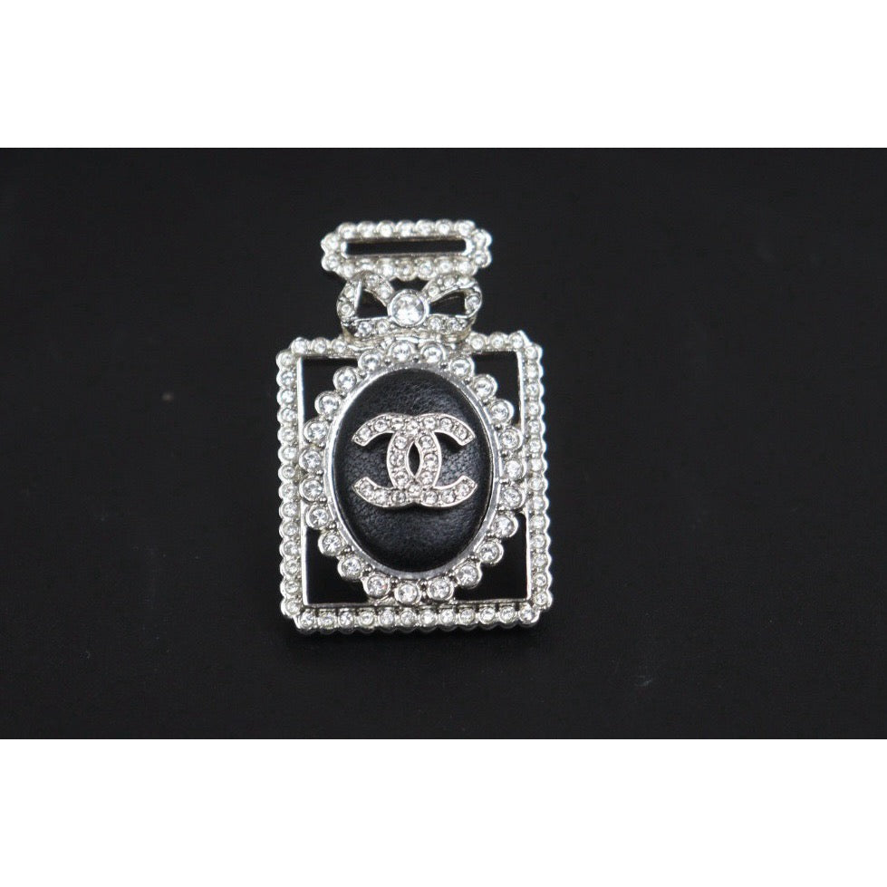 Include Authentic Detective Certificate of Authenticity｜Good ( Rank AB)｜ CHANEL 22B Coco Mark Lambskin Leather Rhinestone Brooch Made in 2022 Year｜26072206